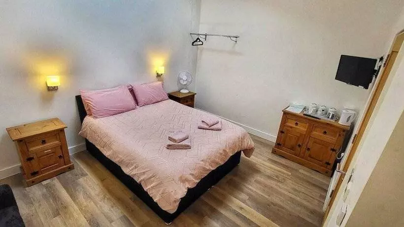 Deepcut Lodge Bed & Breakfast