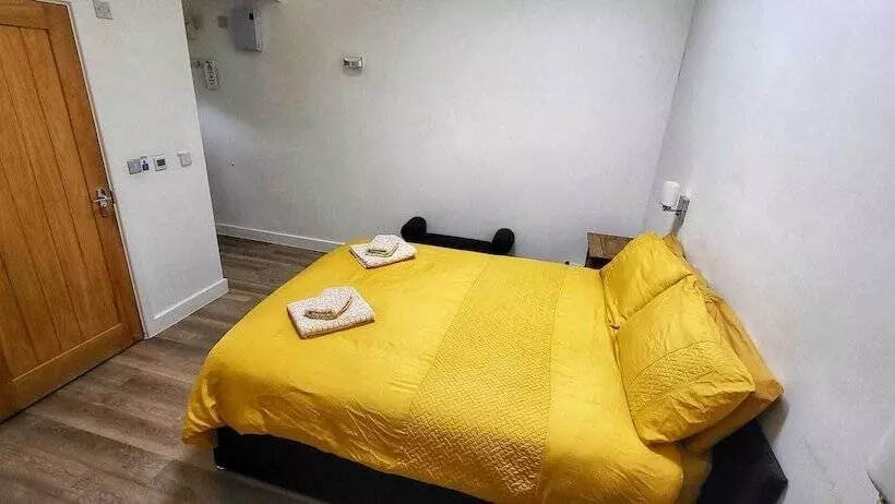 Deepcut Lodge Bed & Breakfast