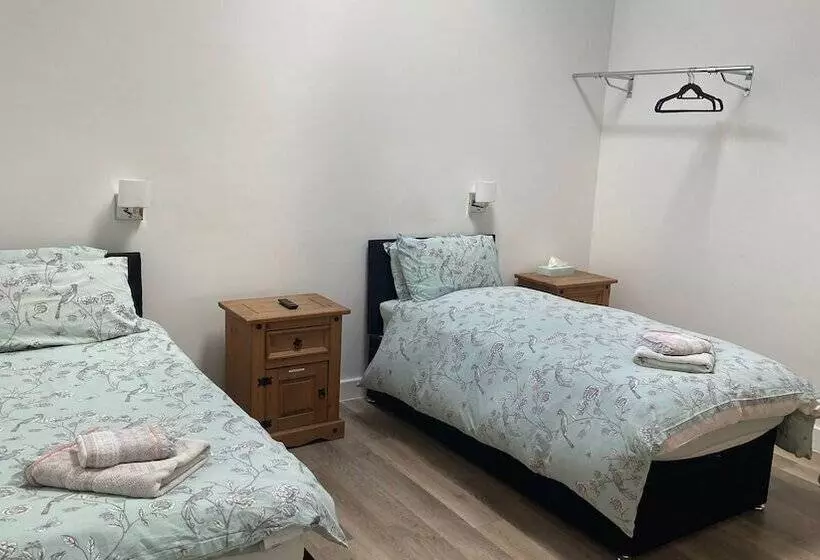 Deepcut Lodge Bed & Breakfast