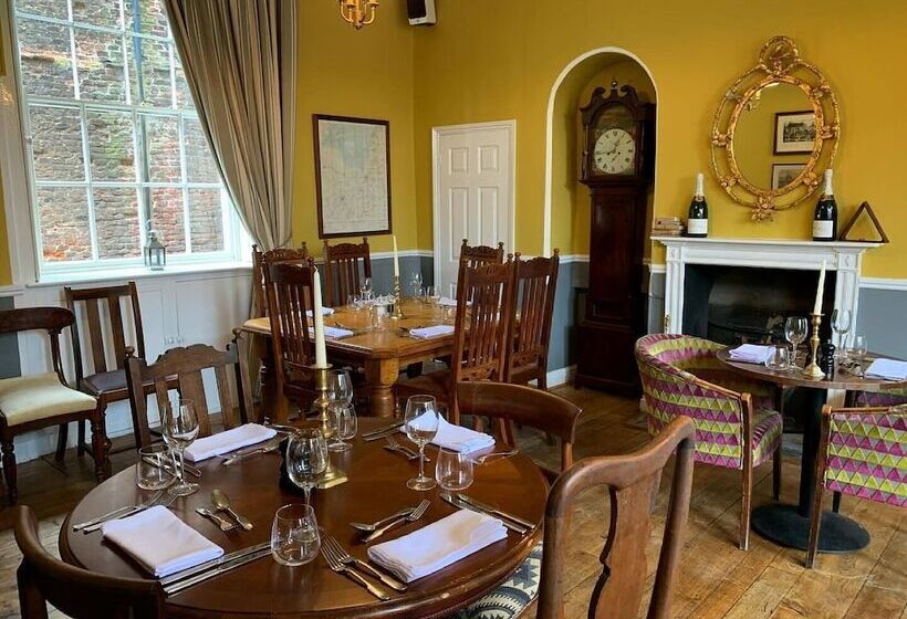 Отель The Bank House