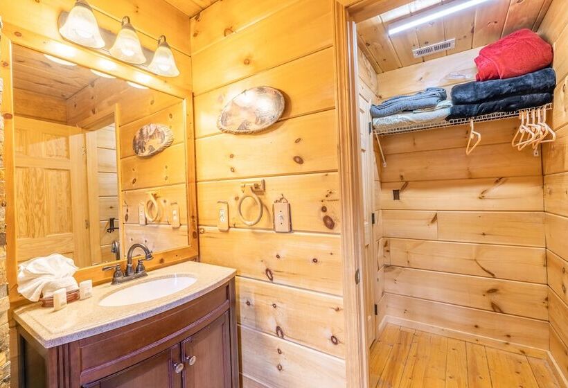 Moonshine Ridge Cabin With Hot Tub And Fire Pit