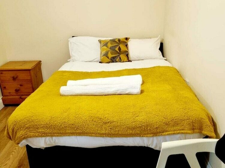 住所  Lovely 5 Bed House In Romford, Greater London