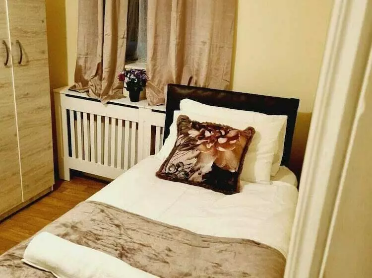 Residenssi Lovely 5 Bed House In Romford, Greater London