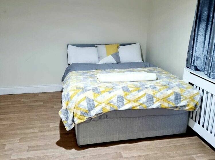 住所  Lovely 5 Bed House In Romford, Greater London