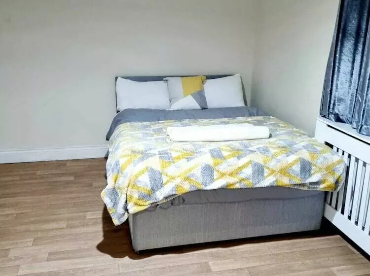 Residenssi Lovely 5 Bed House In Romford, Greater London