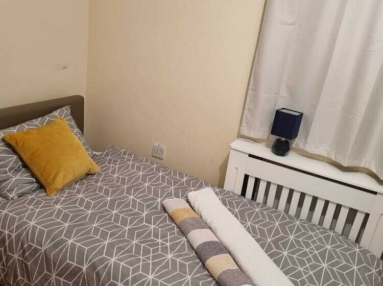 住所  Lovely 5 Bed House In Romford, Greater London