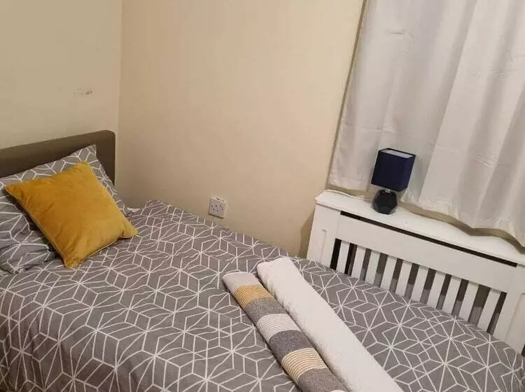 Residenssi Lovely 5 Bed House In Romford, Greater London