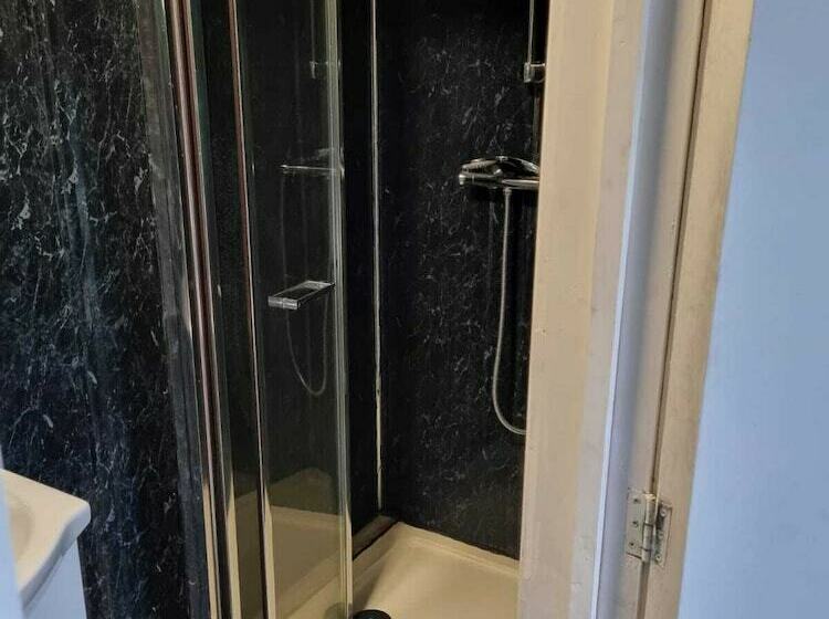 住所  Lovely 5 Bed House In Romford, Greater London