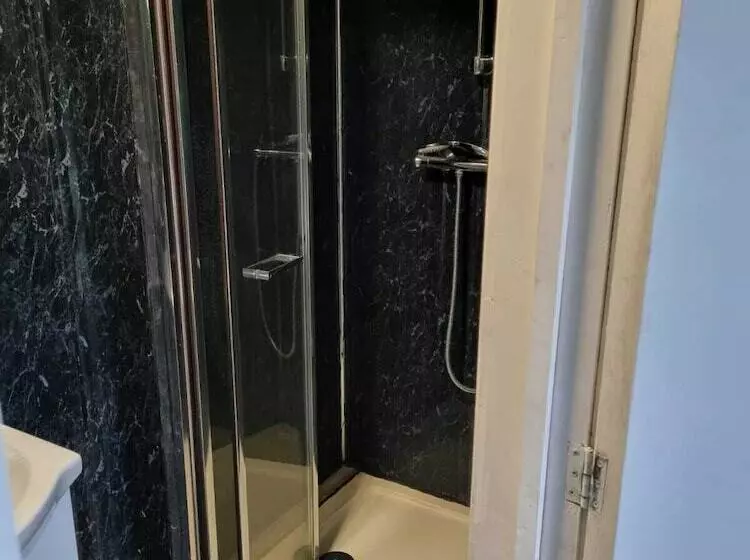 Residenssi Lovely 5 Bed House In Romford, Greater London