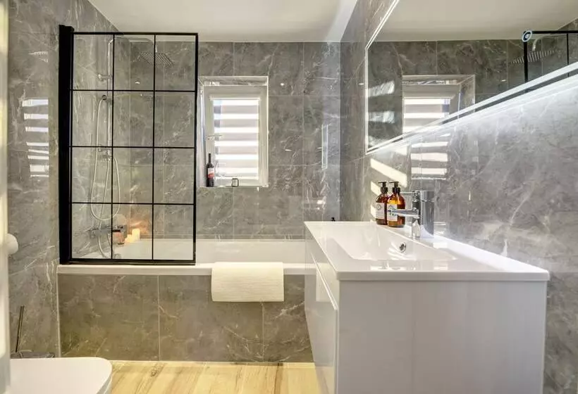 レジデンス Modern 2br House & Private Parking & Kid Friendly