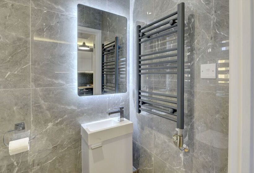 إقامة Modern 2br House & Private Parking & Kid Friendly