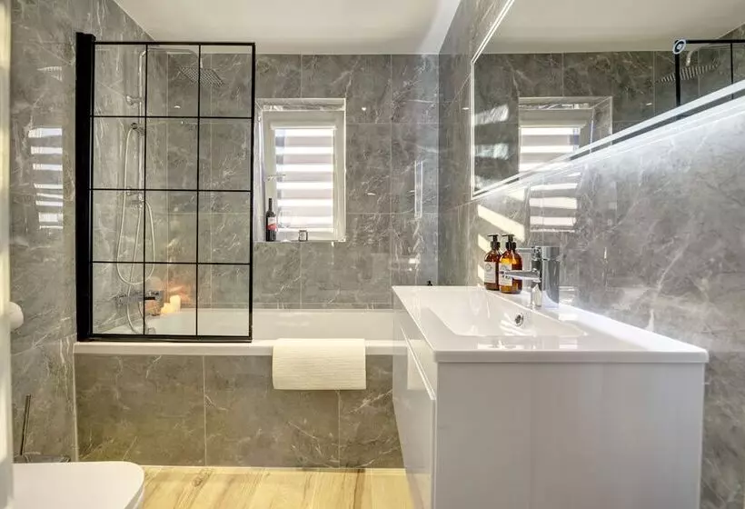 レジデンス Modern 2br House & Private Parking & Kid Friendly