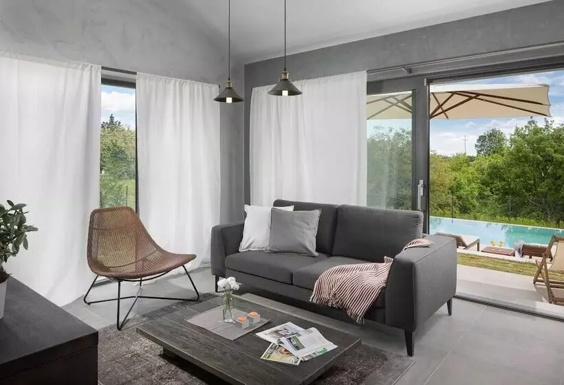 レジデンス Remarkable 2 Bed House In Zrenj