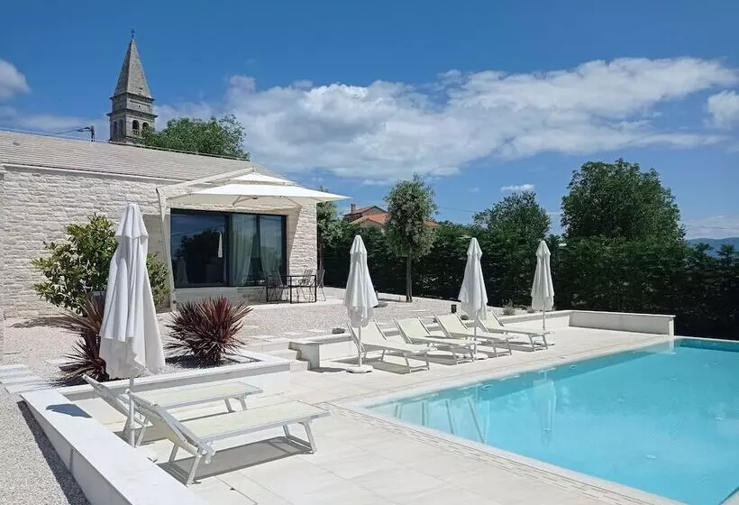 レジデンス Remarkable 2 Bed House In Zrenj