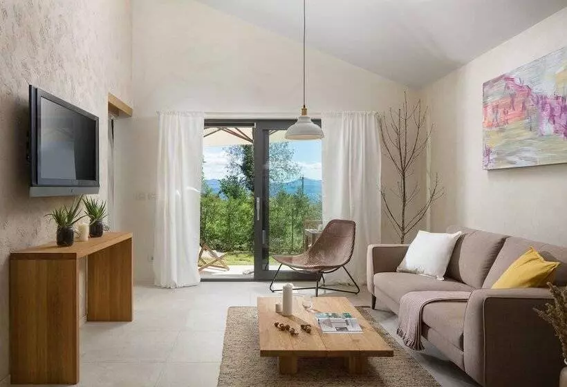 レジデンス Remarkable 2 Bed House In Zrenj