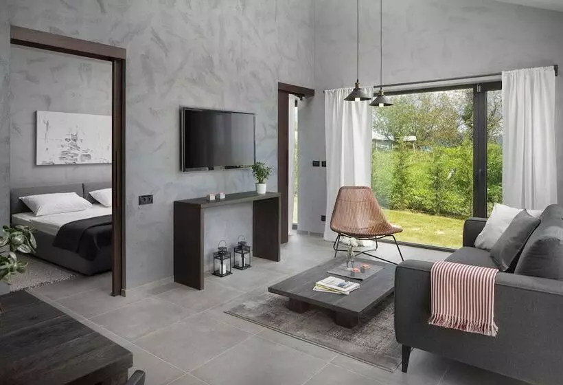 レジデンス Remarkable 2 Bed House In Zrenj