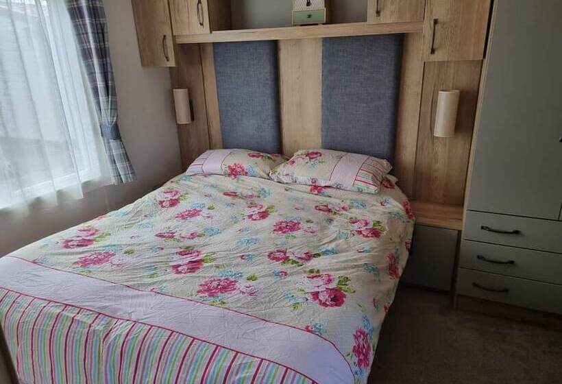 Stunning 2 Bed Caravan In Prestatyn Dog Friendly