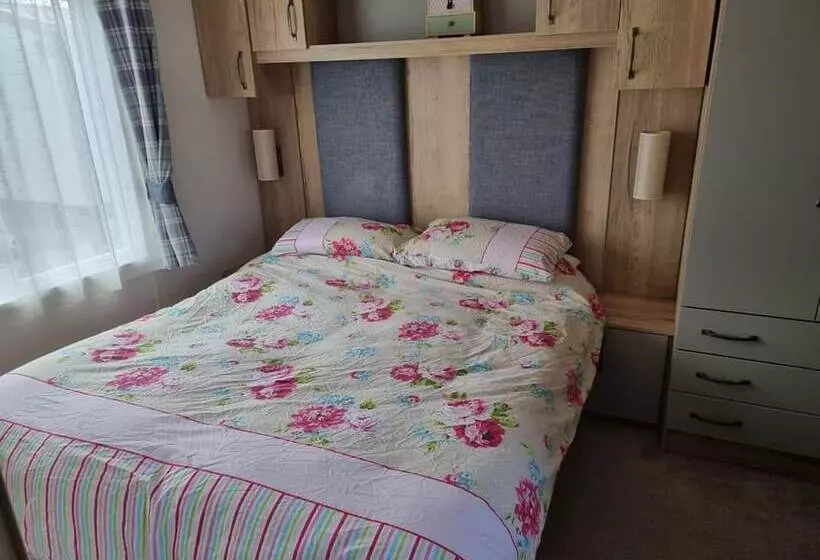 Stunning 2 Bed Caravan In Prestatyn Dog Friendly