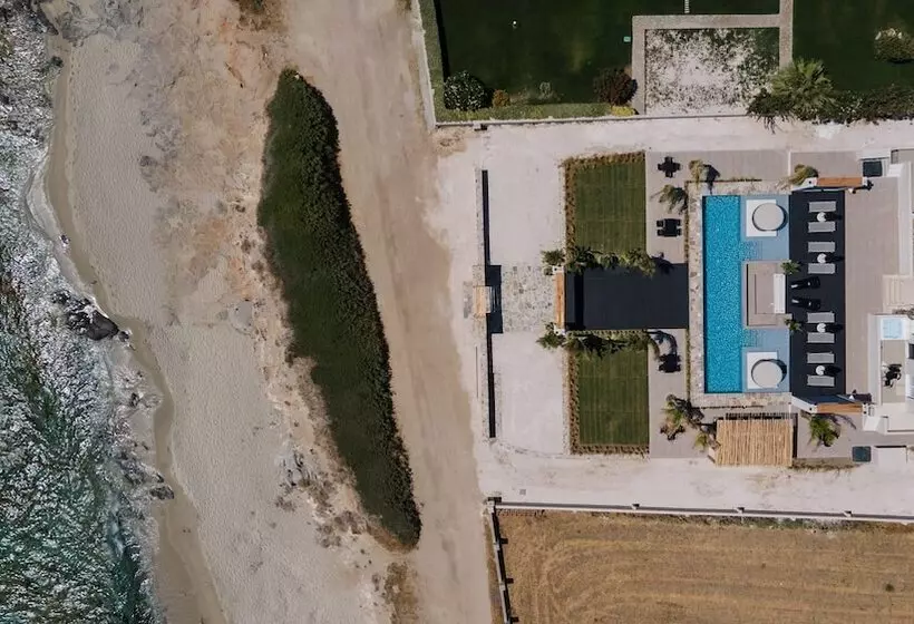 Hotelli Eden Beachfront Residences & Suites