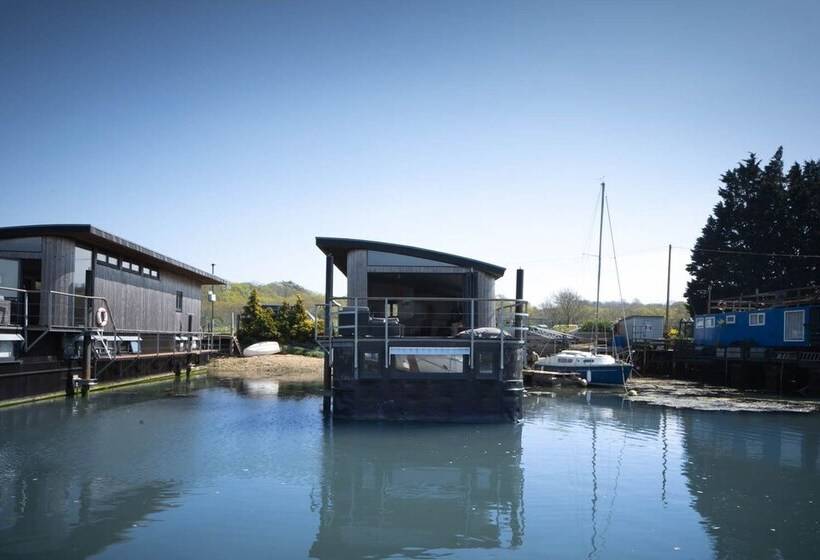 فندق Houseboat Eleuthera