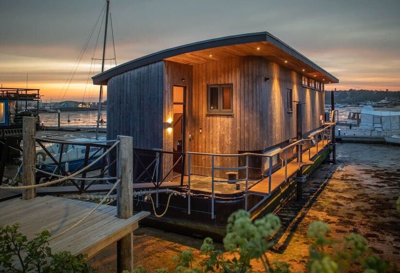 فندق Houseboat Eleuthera