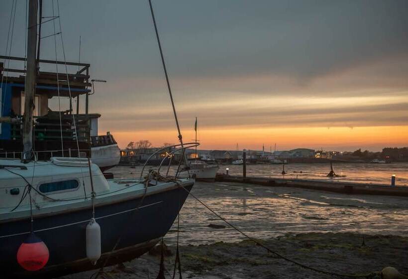 فندق Houseboat Eleuthera