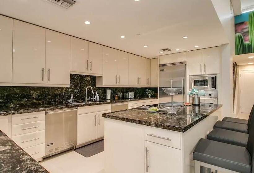 Luxe 4 Bdrm W/pool And Spa On Golf Course Lot!