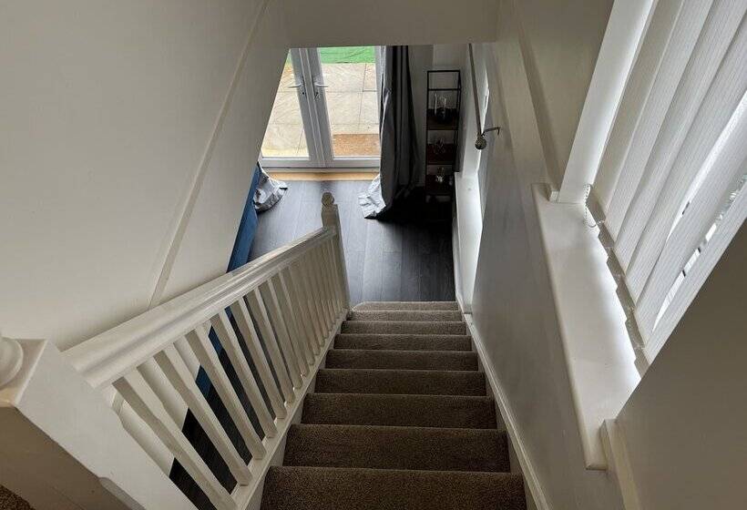 إقامة Charming 2 Bed Terraced Home In Dartford