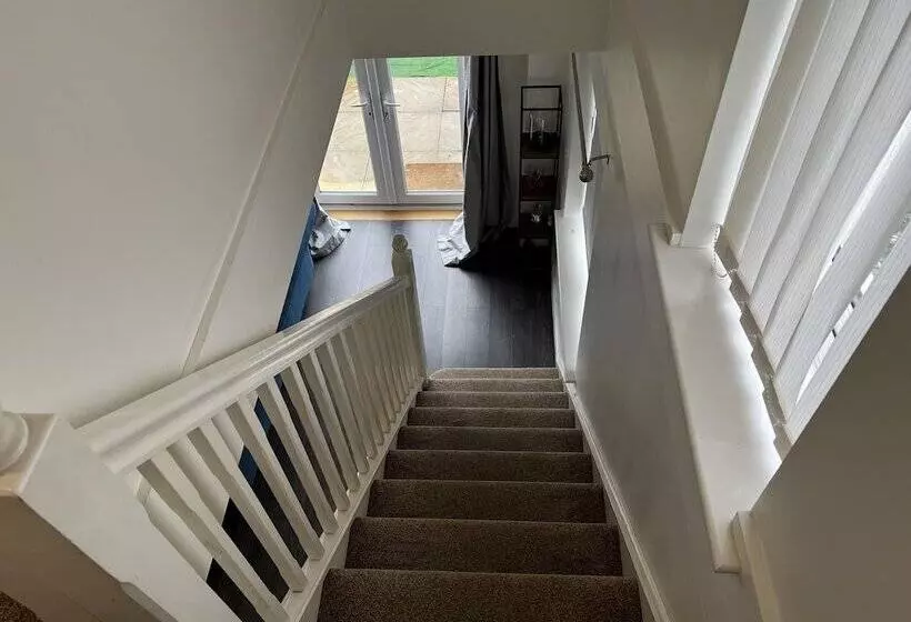 Residenssi Charming 2 Bed Terraced Home In Dartford