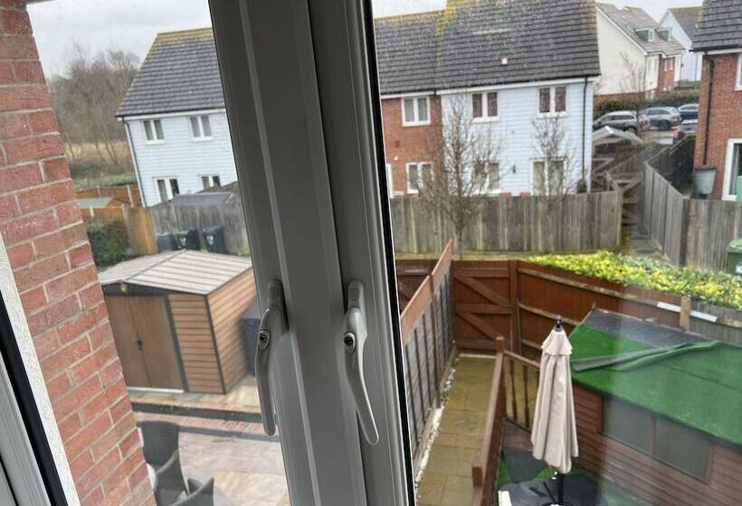 إقامة Charming 2 Bed Terraced Home In Dartford