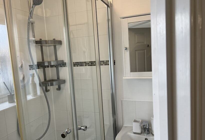 إقامة Charming 2 Bed Terraced Home In Dartford