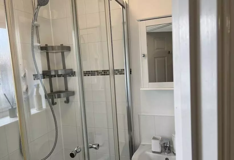 Residenssi Charming 2 Bed Terraced Home In Dartford