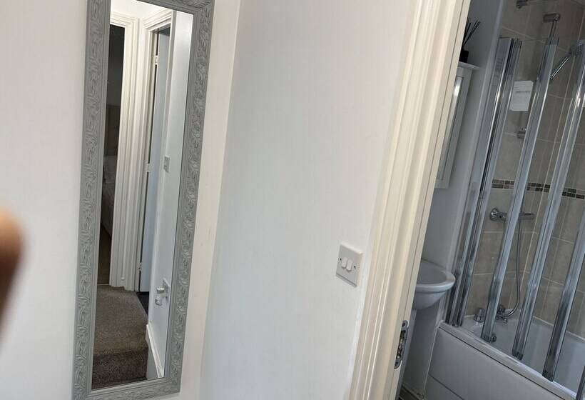 إقامة Charming 2 Bed Terraced Home In Dartford