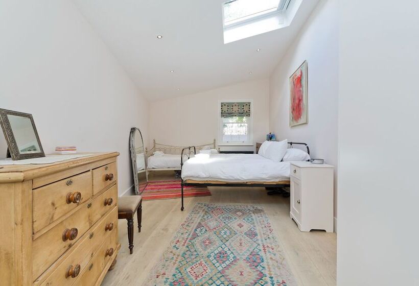 Spacious Family House With Garden Near Battersea Park By Underthedoormat