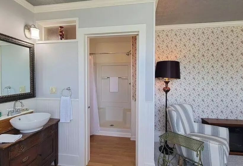 The Historic Requa Inn