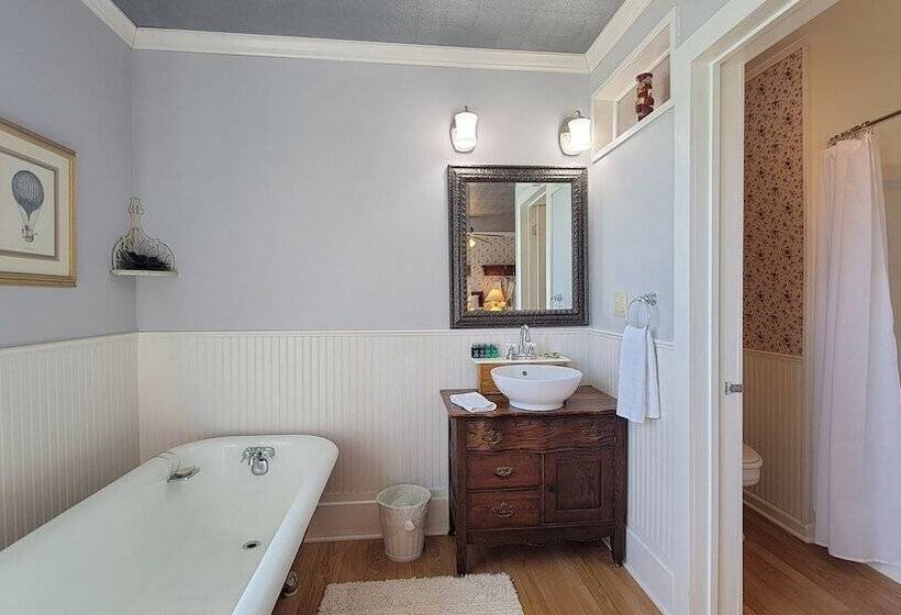 The Historic Requa Inn