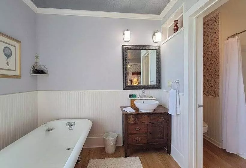 The Historic Requa Inn