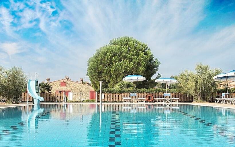 Residence A Vada Con Piscina