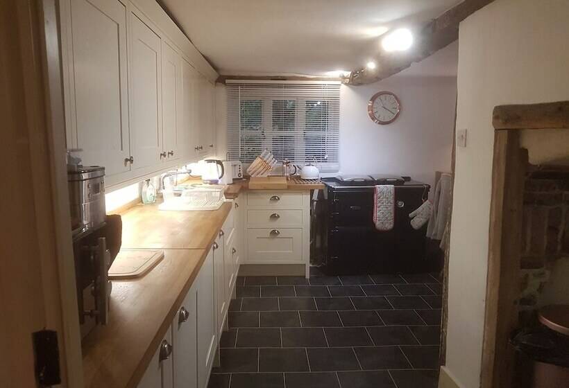 레지던스 Delightful 3 Bed Thatched Cottage Near Winchester