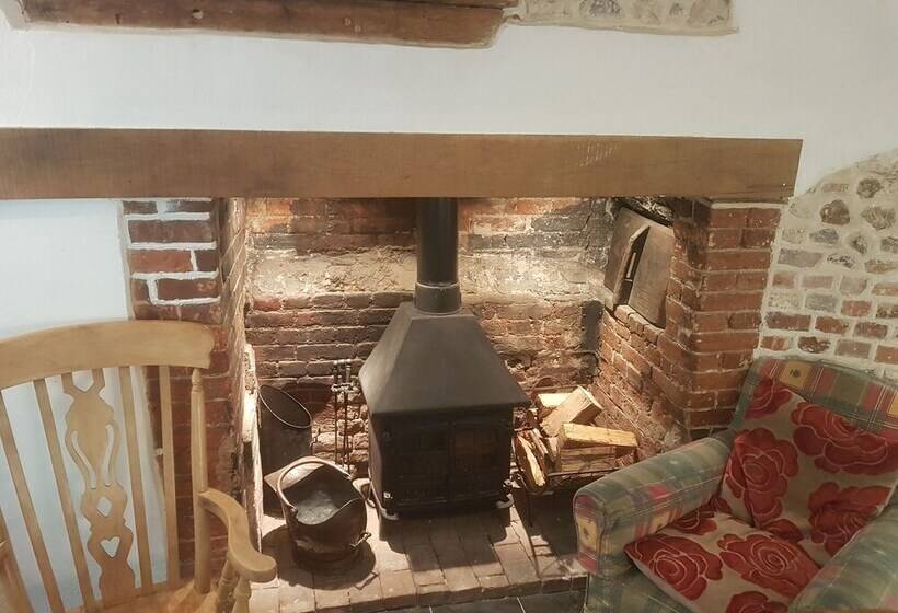 레지던스 Delightful 3 Bed Thatched Cottage Near Winchester