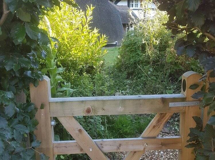 레지던스 Delightful 3 Bed Thatched Cottage Near Winchester