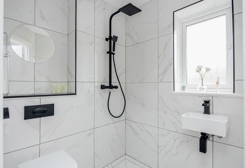 レジデンス Lovely 2 Bed House With 2 Bathrooms In Dartford