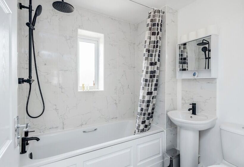 レジデンス Lovely 2 Bed House With 2 Bathrooms In Dartford