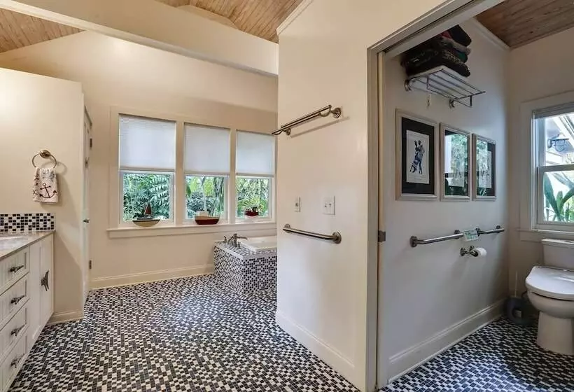 Boat House By Avantstay Character Cottage Central Location W/ Shared Pool Month Long Stays