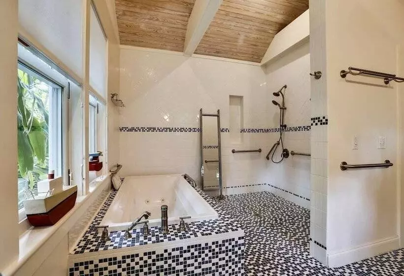 Boat House By Avantstay Character Cottage Central Location W/ Shared Pool Month Long Stays