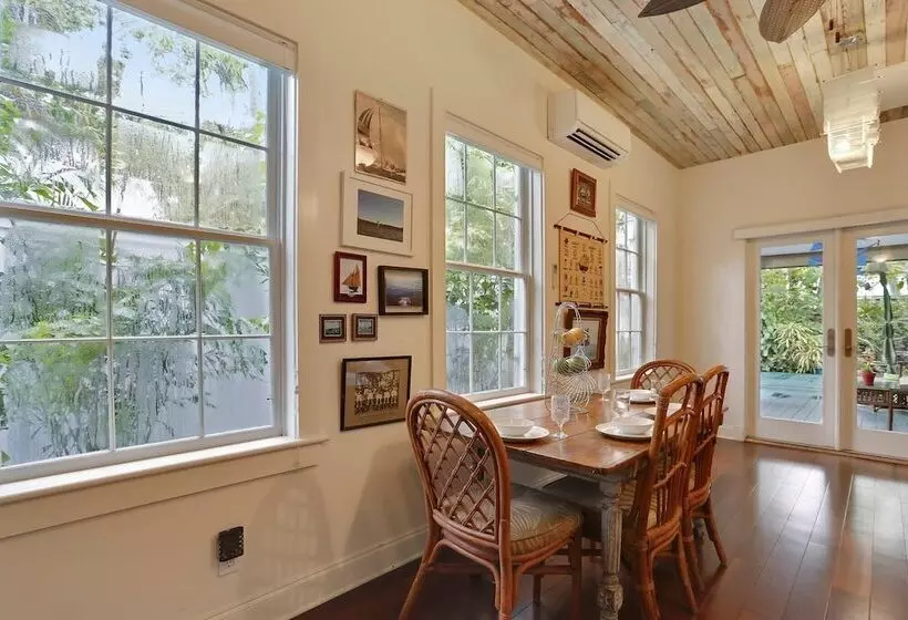 Boat House By Avantstay Character Cottage Central Location W/ Shared Pool Month Long Stays