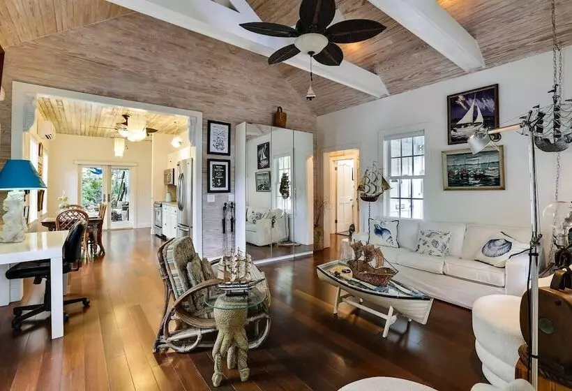 Boat House By Avantstay Character Cottage Central Location W/ Shared Pool Month Long Stays