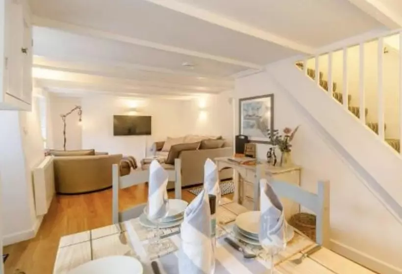 2 Bed, Sleeps 4, Pets Welcome, Parking