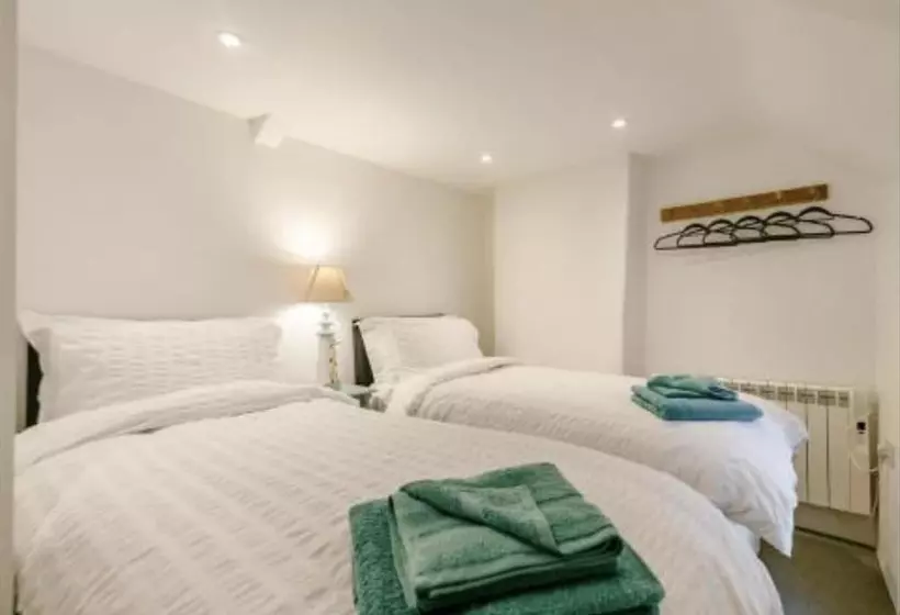 2 Bed, Sleeps 4, Pets Welcome, Parking