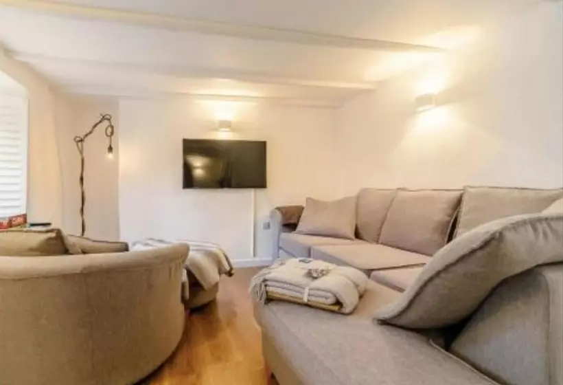 2 Bed, Sleeps 4, Pets Welcome, Parking